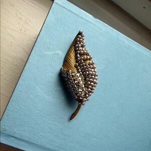 Vintage Miriam Haskel Leaf Broach Pin